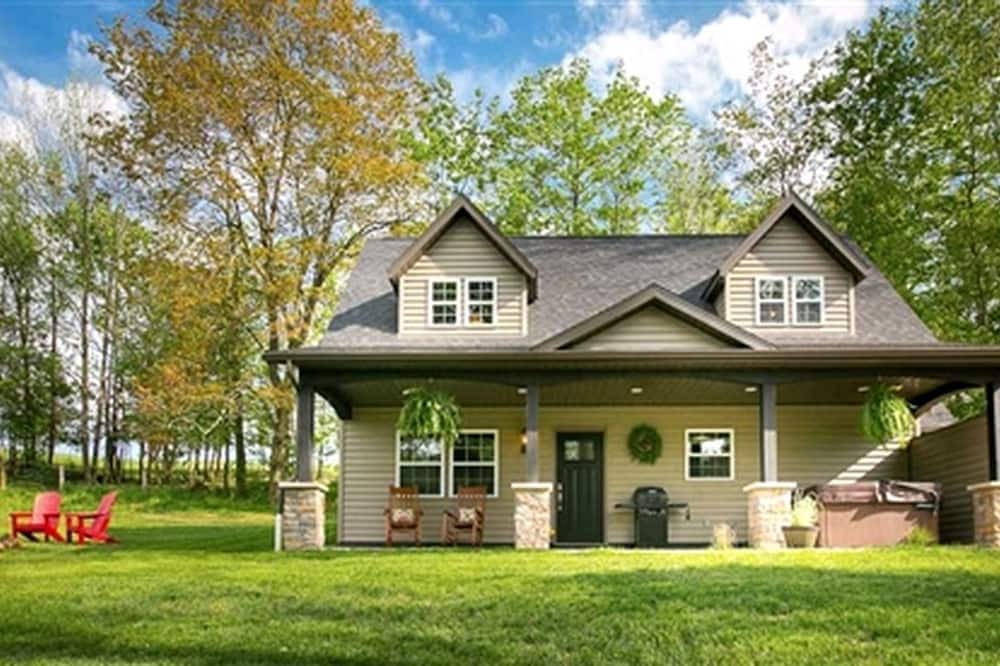 Sugarcreek Cabin | Beautiful Countryside Cabin with Hot-Tub and Pond Views in Ohio