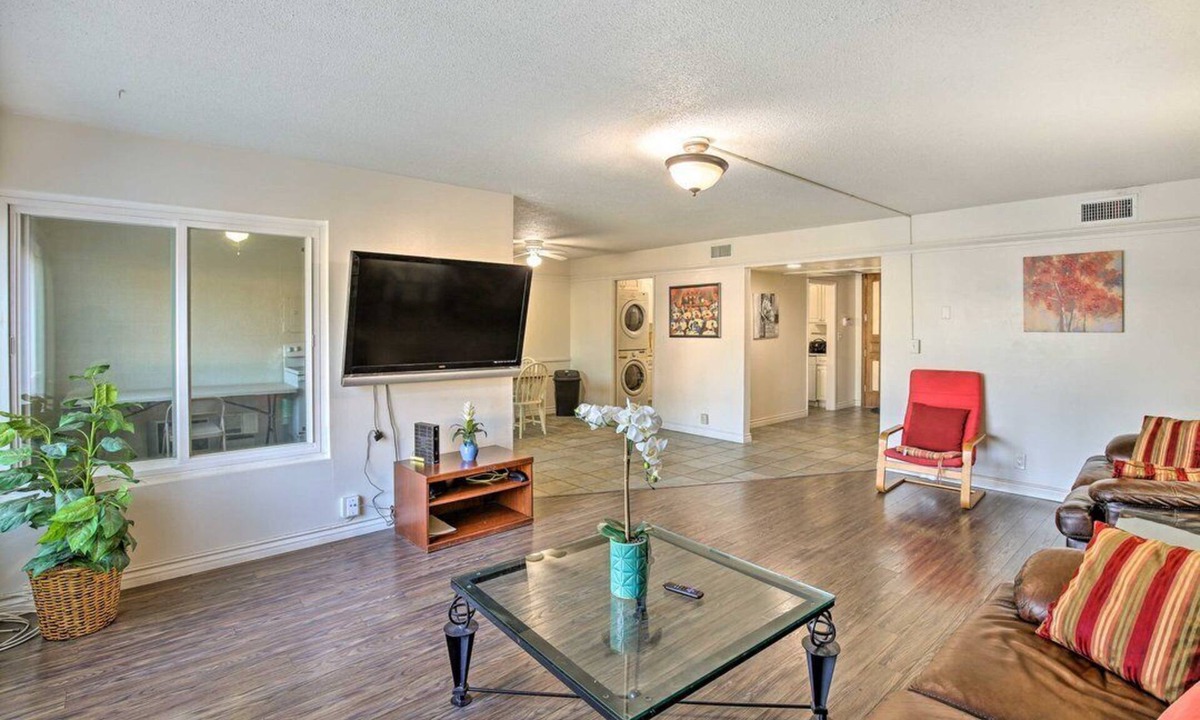 Inglewood Condo | Beautiful, Spacious 2-bedroom condo with AC, near Sofi Stadium