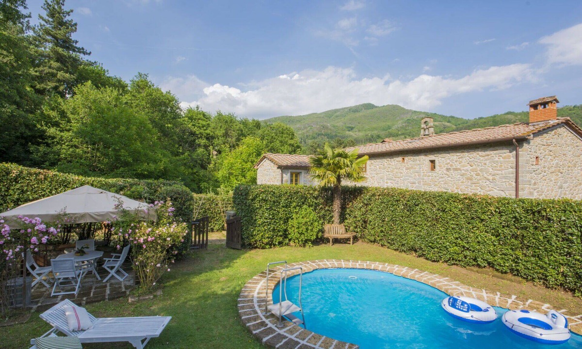 Pescia Villa | Beautiful villa for 8 people with WIFI, private pool, TV, balcony, pets allowed and panoramic v.
