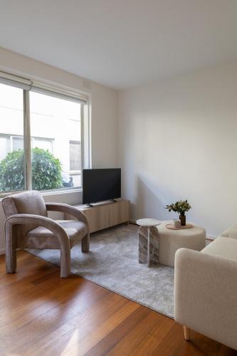 St. Kilda East Apartment | Beautifully Styled Apartment in St Kilda East