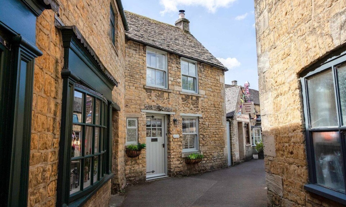 Bourton-on-the-Water Cottage | Best Location In Bourton Garden | BBQ | Parking