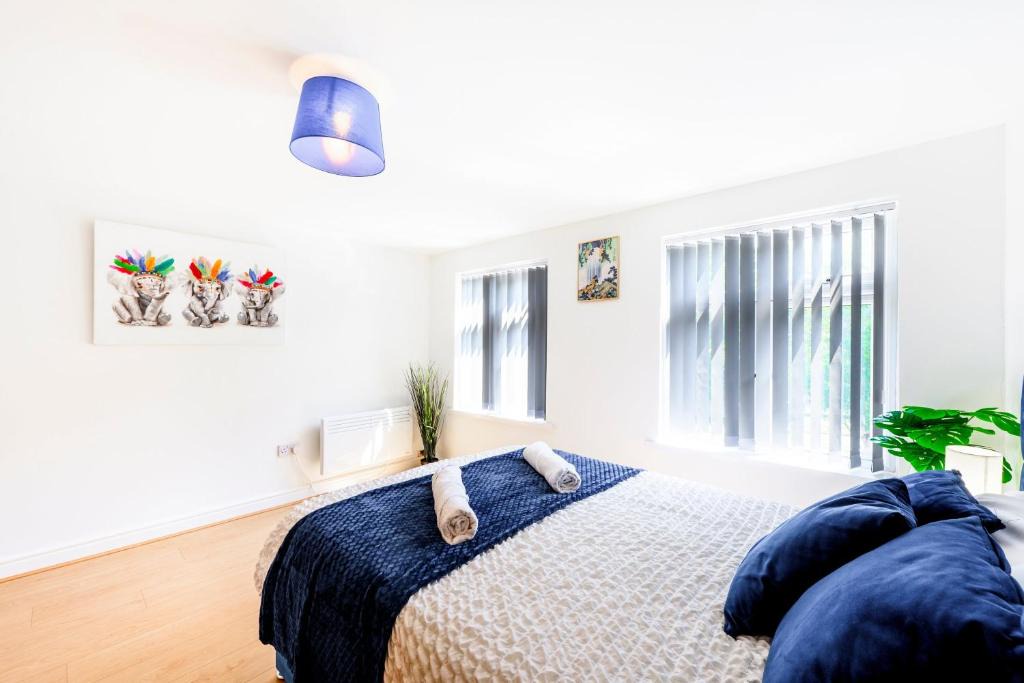 Quinton House | Big 5-Bed Quinton House Sleeps 14 Contractors
