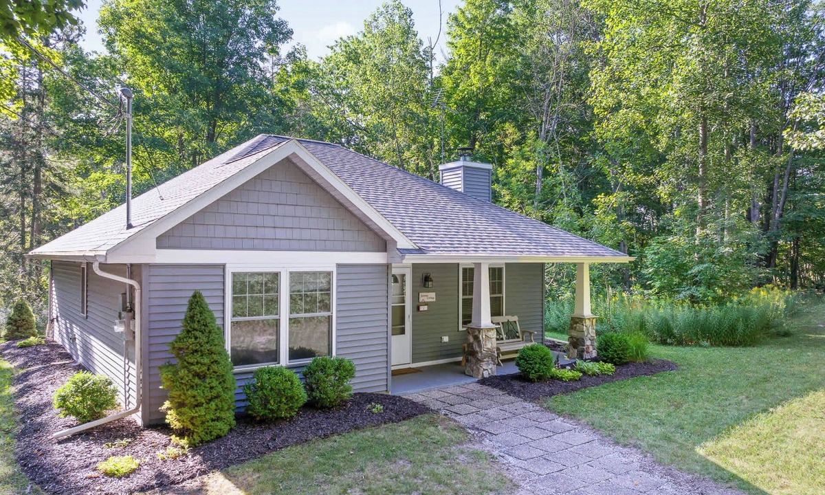 Fish Creek Cottage | Blue Bear Cottage: Serene Fish Creek Escape
