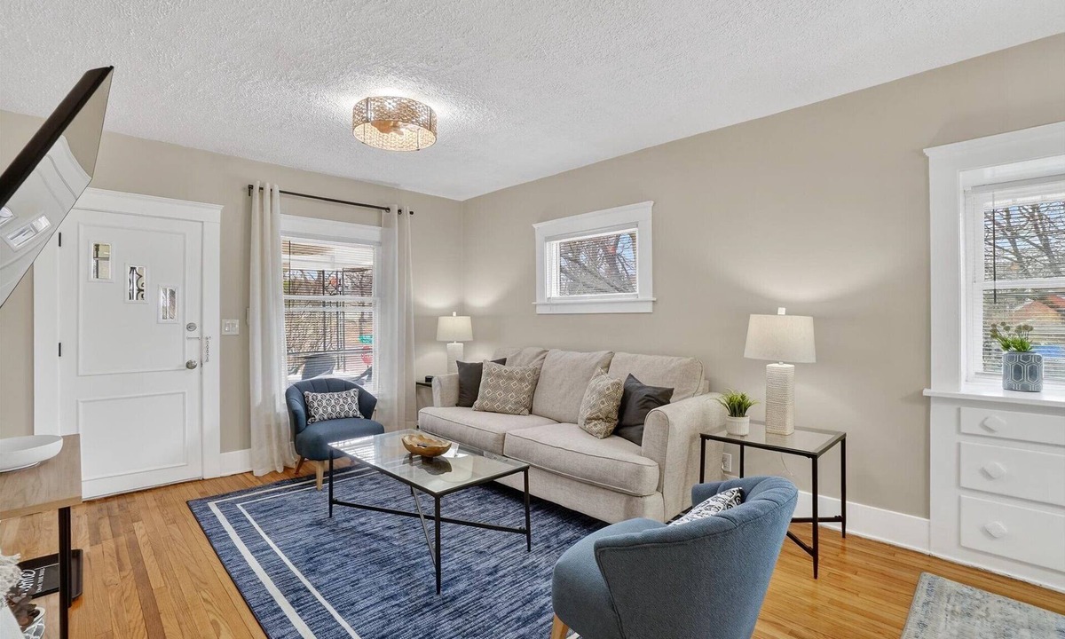 Lansing House | Blue Breeze Bungalow 2 BD Near Downtown & E.L.