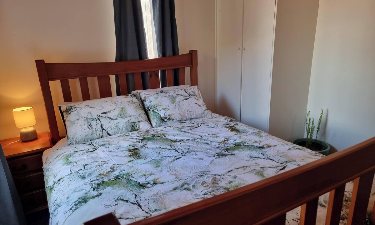 Marlo Apartment | Blue Tongue Retreat with great wifi and easy walking to the estuary & township.
