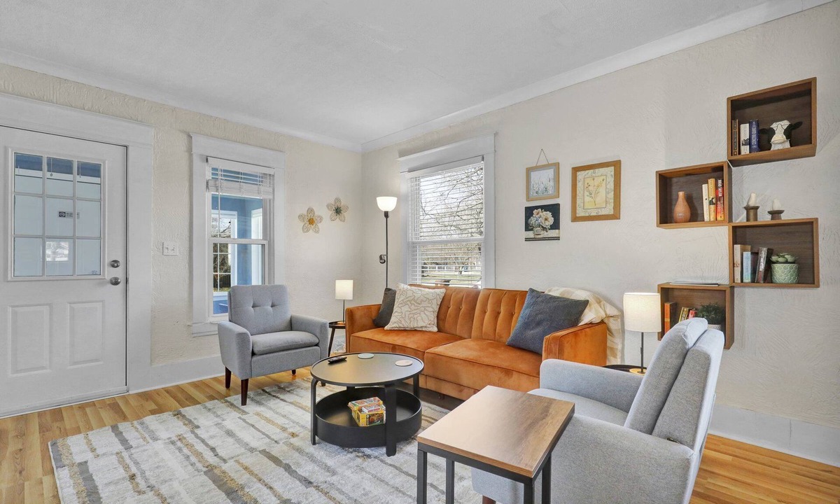 Lansing House | Boho/Retro Style | 2 Bdrm | 10 Mins to MSU Campus