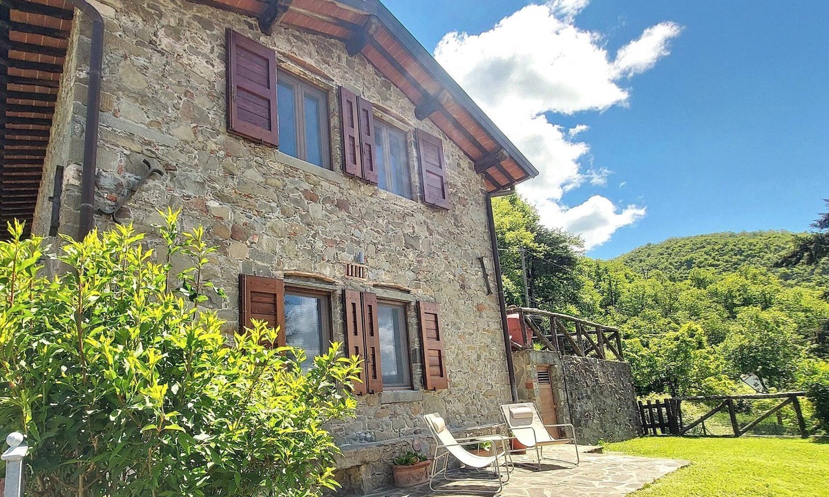 Piazza al Serchio Cottage | Boutique Tuscan Retreat | Stupendous Panoramic Views | Plunge Pool | Sleeps 5