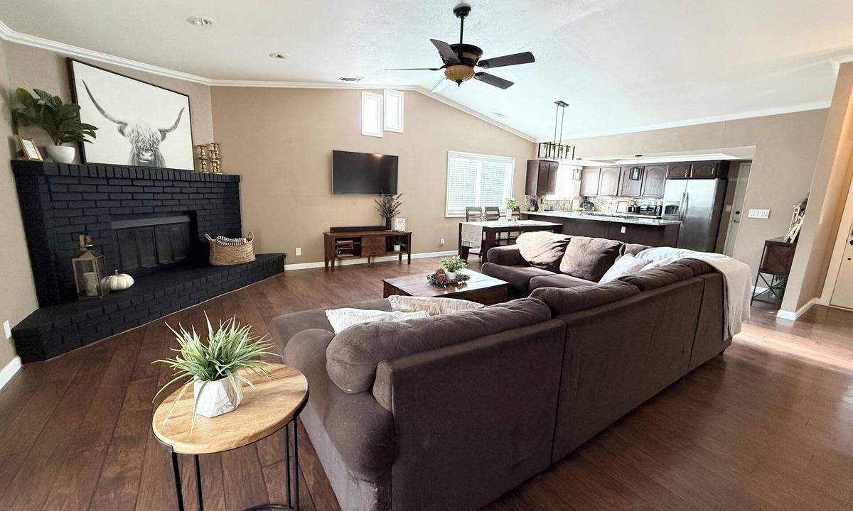 Shasta View House | Bright, Clean, Comfortable + Perfect Central Location