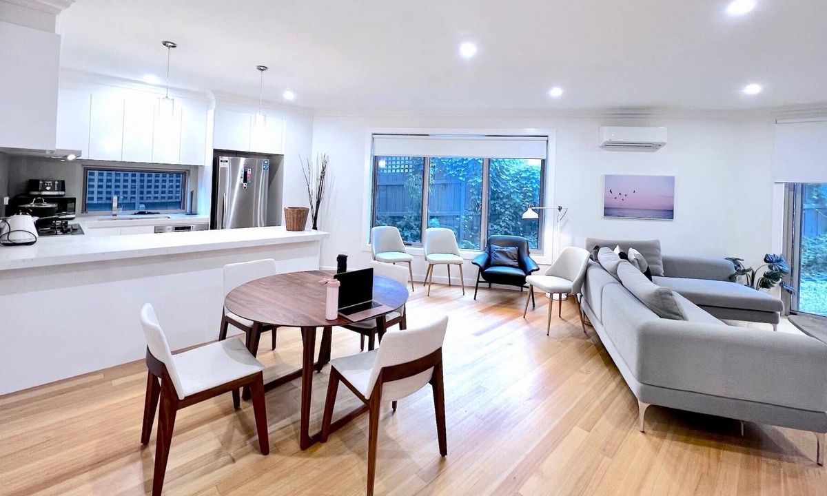 Doncaster House | Brilliant Doncaster House Free Parking Smart TV