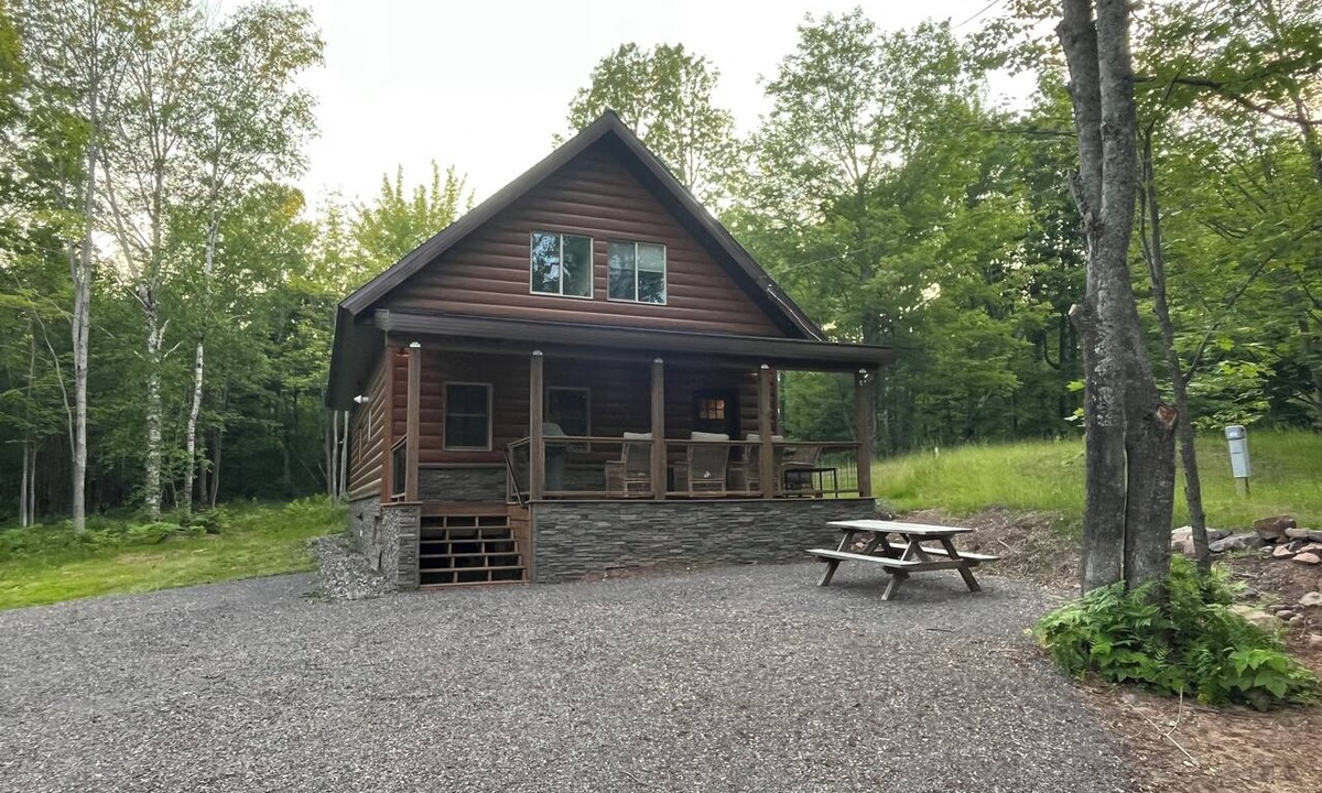 Laurium Cabin | Cabin by the Falls: Modern 3BR Getaway for Relaxation & Adventure