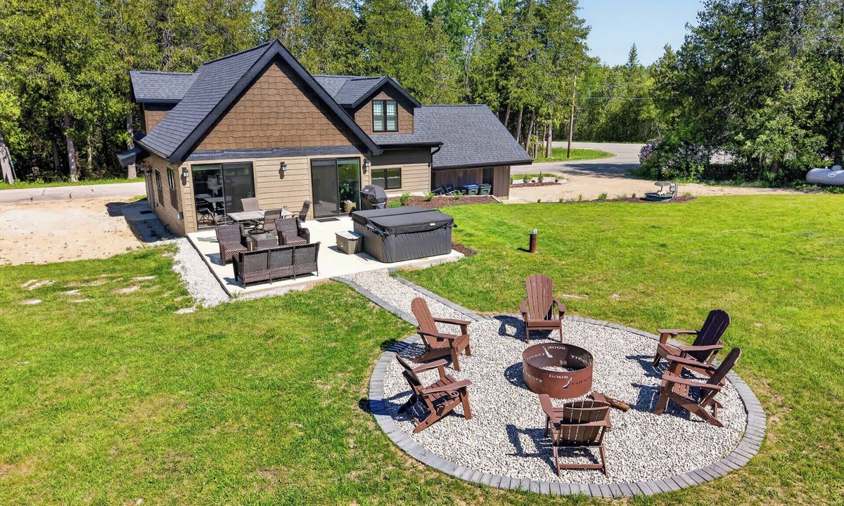 Baileys Harbor Cottage | Cabin w/hot tub near Cana Island Lighthouse
