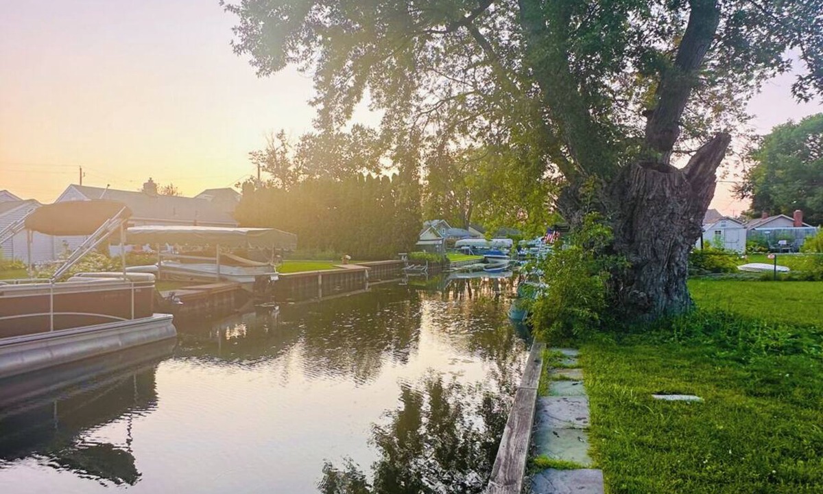 Waterford Cottage | Canal front Retreat on Cass Lake 3-bedroom cottage for your relaxing getaway.