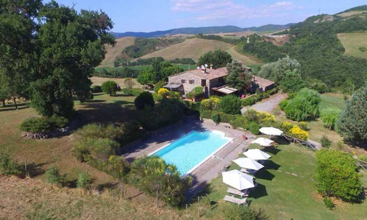 Radicofani Apartment | CASAL TREGGIA - Val d'orcia Immersed in the evocative setting of the Val d'Orcia