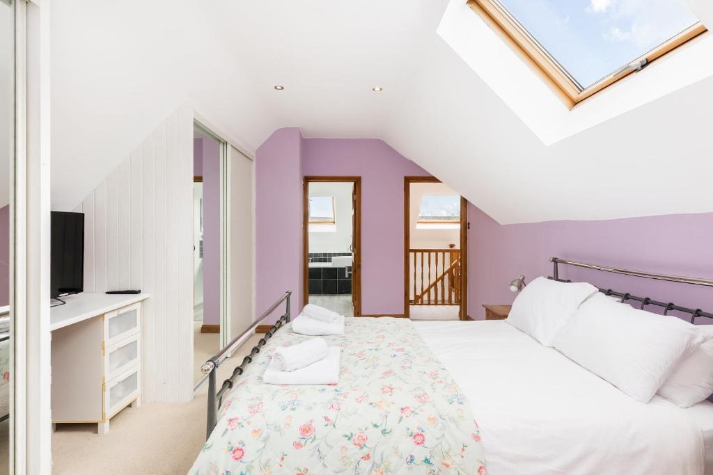 Bourton House | Central Bourton Gem5 BedroomsGardenParking - Pass the Keys