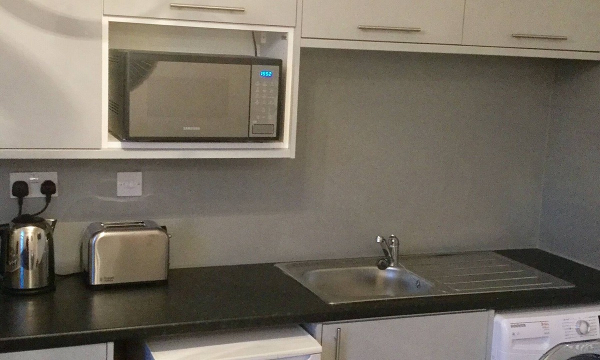 Smethwick House | Central Stylish Townhouse 3 separate flats in single block for upto 10 people