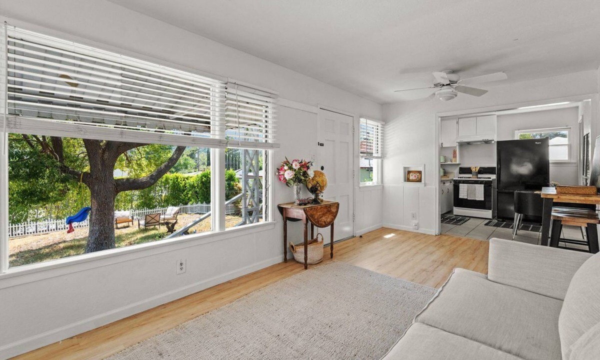 La Crescenta Cottage | Centrally Located 2-bedroom, 1-bath Cottage with Mountain Views & Private Deck