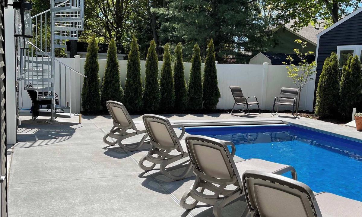 South Haven Cottage | Charming 1-bed/2 bath Cottage WiFi,AC, Beach, Pool, Fireplace Pool Table, Ping