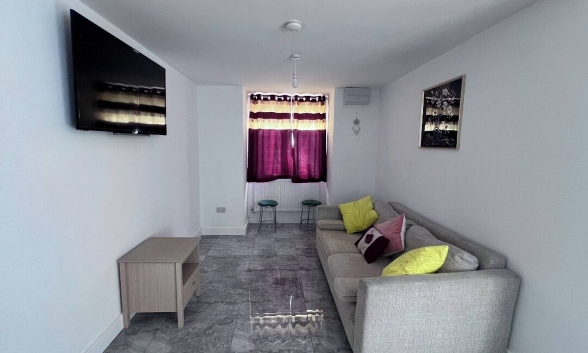 Halesowen House | Charming 1-bedroom with private bathroom in a shared apartment