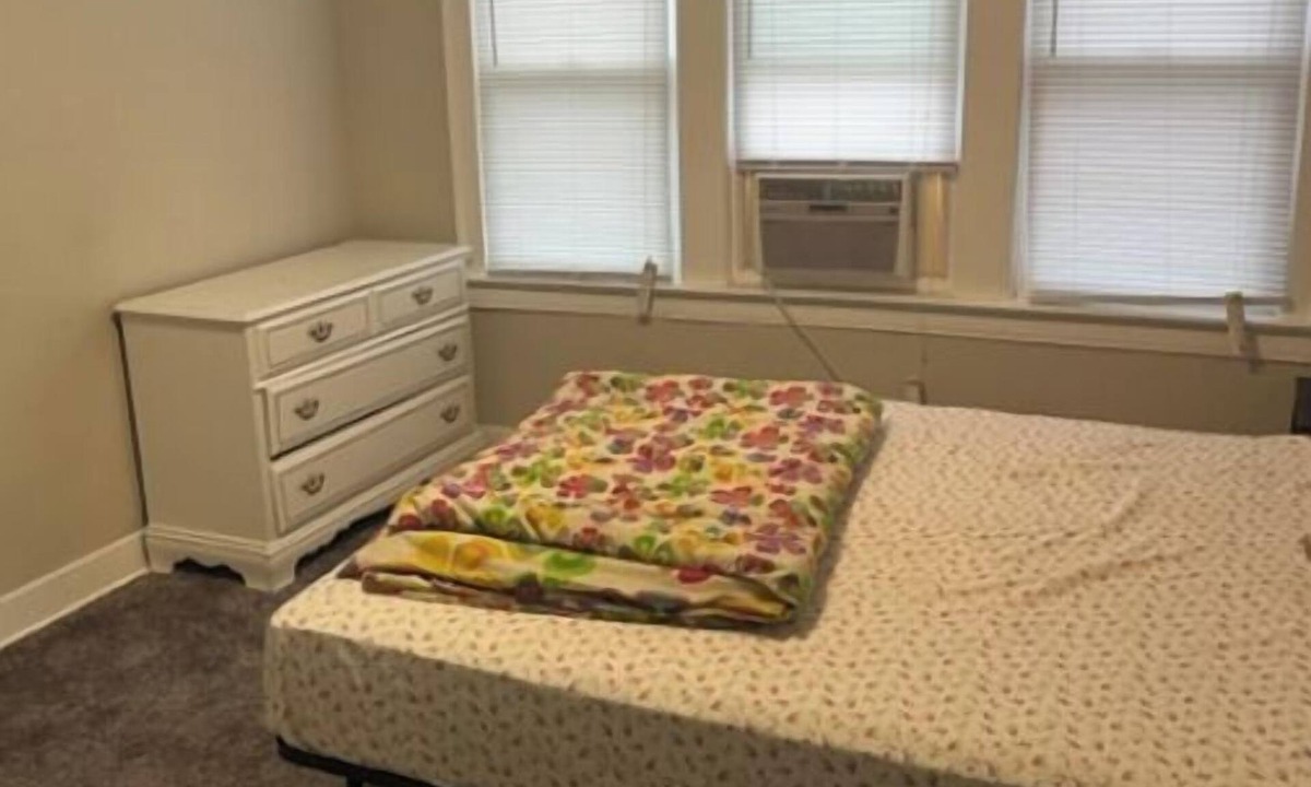 Whiting House | Charming 2-bedroom house in delightful Whiting with AC, WiFi