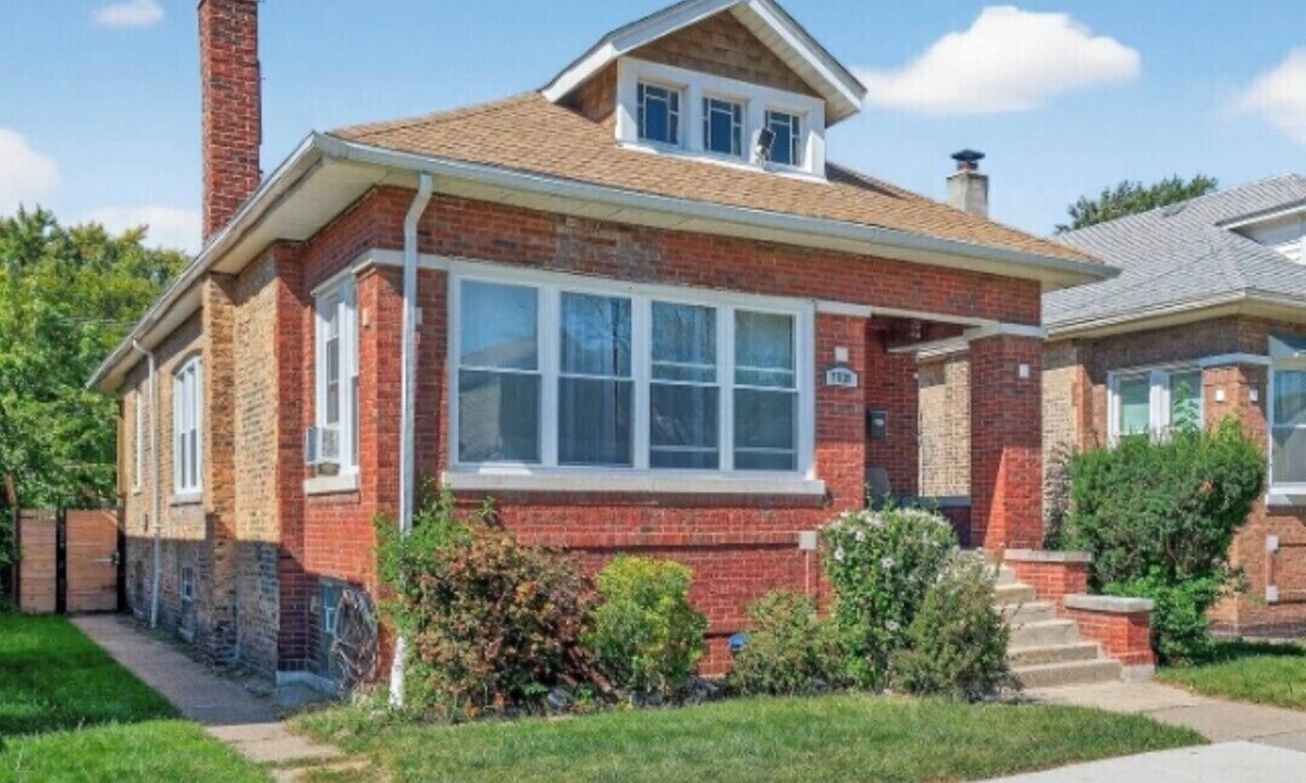 Greater Grand Crossing House | Charming 3-bedroom bungalow 15 min south of Chicago ,15 min from Obama Center