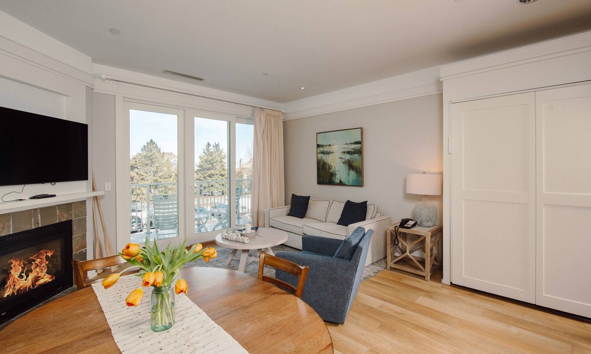 Bay Harbor Condo | Charming Captain Suite 204 in Bay Harbor, perfect for couples with a cozy vibe.