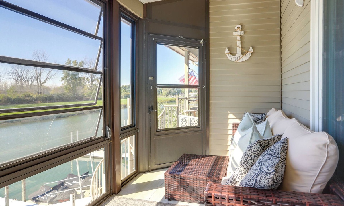 Oak Harbor Apartment | Charming Condo on Lake Erie w/Community Pool