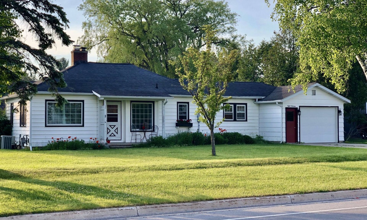 Manistee House | Charming Cottage. Walk to the beach and pet friendly - huge fenced yard.