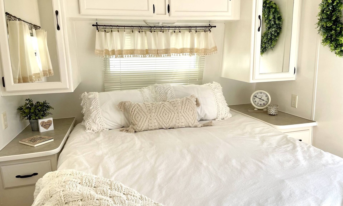 Tehachapi House | Charming Farmhouse in a Travel Trailer