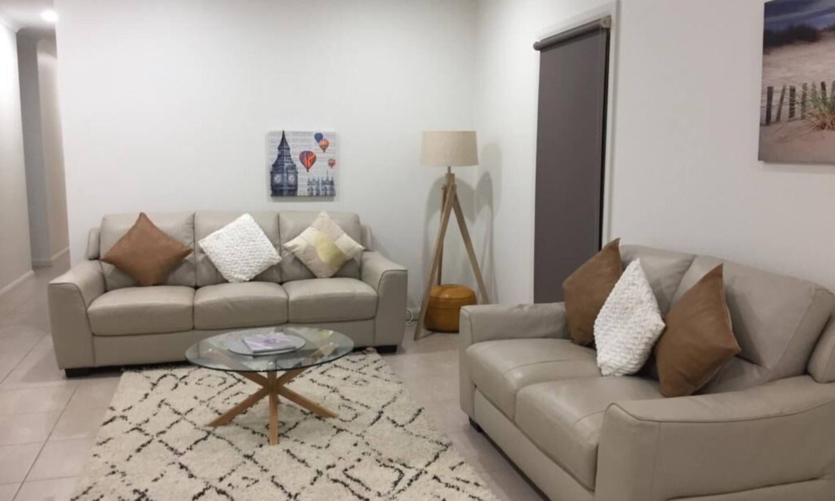 Mildura House | Cherry Villa 3: Luxurious 3BR Inner City Townhouse. Free WIFI.