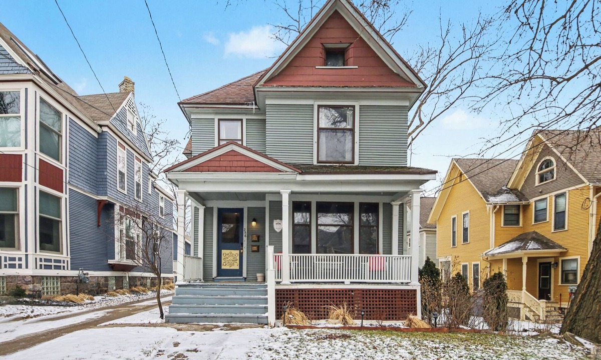 Grand Rapids Apartment | Classic Heritage Hill Remodeled 2 Bedroom with Bold and Warm Colors