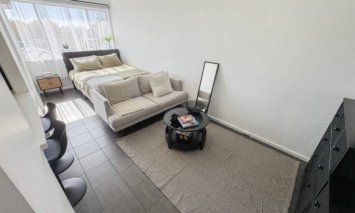 St. Kilda East Apartment | Clean Bright Studio Apartment - Walkable Location