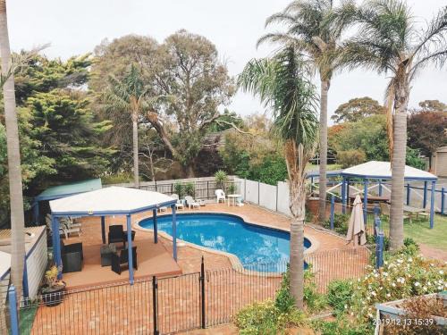 Cowes Hotel | Coachman Motel and Holiday Units