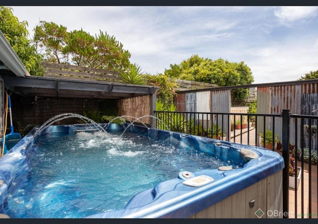 Kilcunda House | Coastal Country Retreat, Spa, fireplace, pet friendly, FREE WIFI wine & chocolates, Kilarney, 10 minutes to Phillip Island