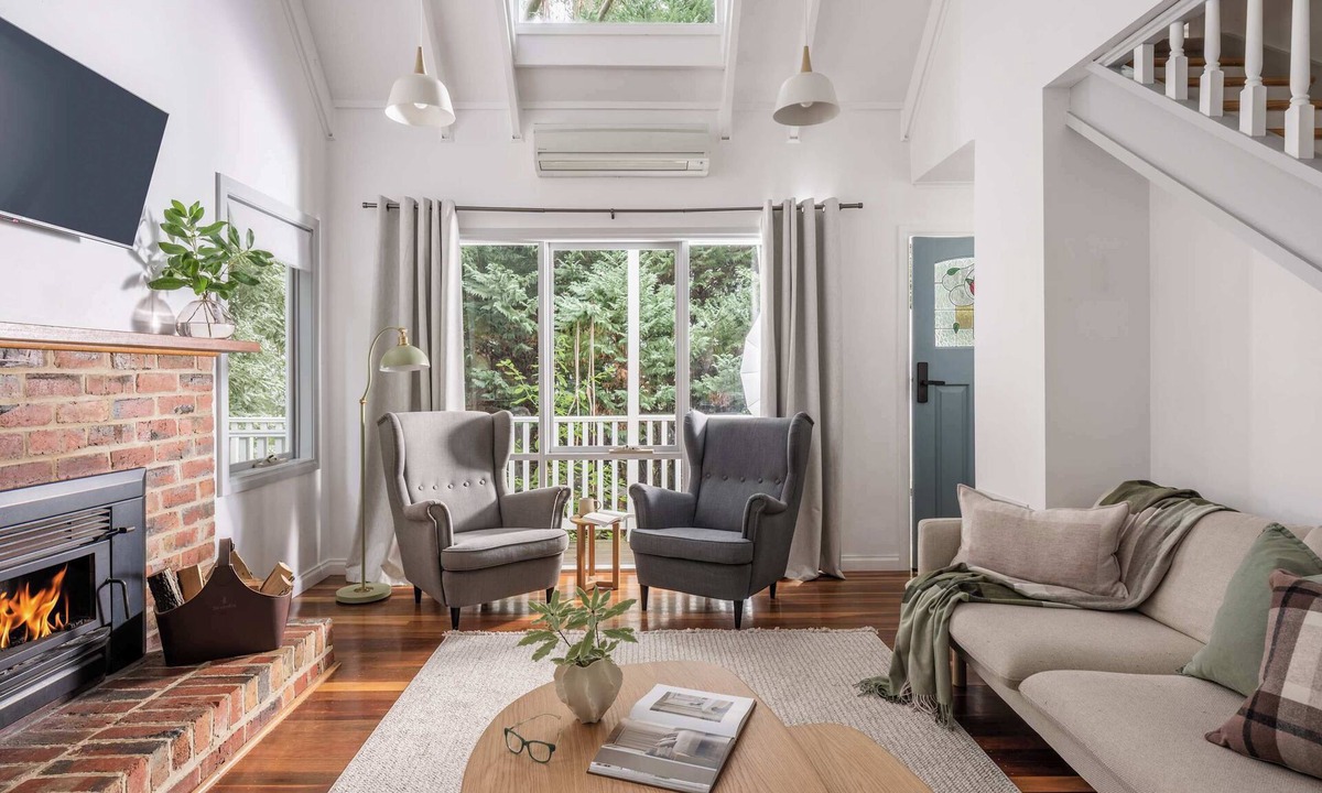 Kalorama Cottage | Cosy 2 Bedroom Cottage with spabath and fireplace