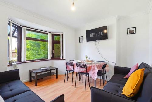 Oldbury House | Cosy 4 Bedroom Birmingham