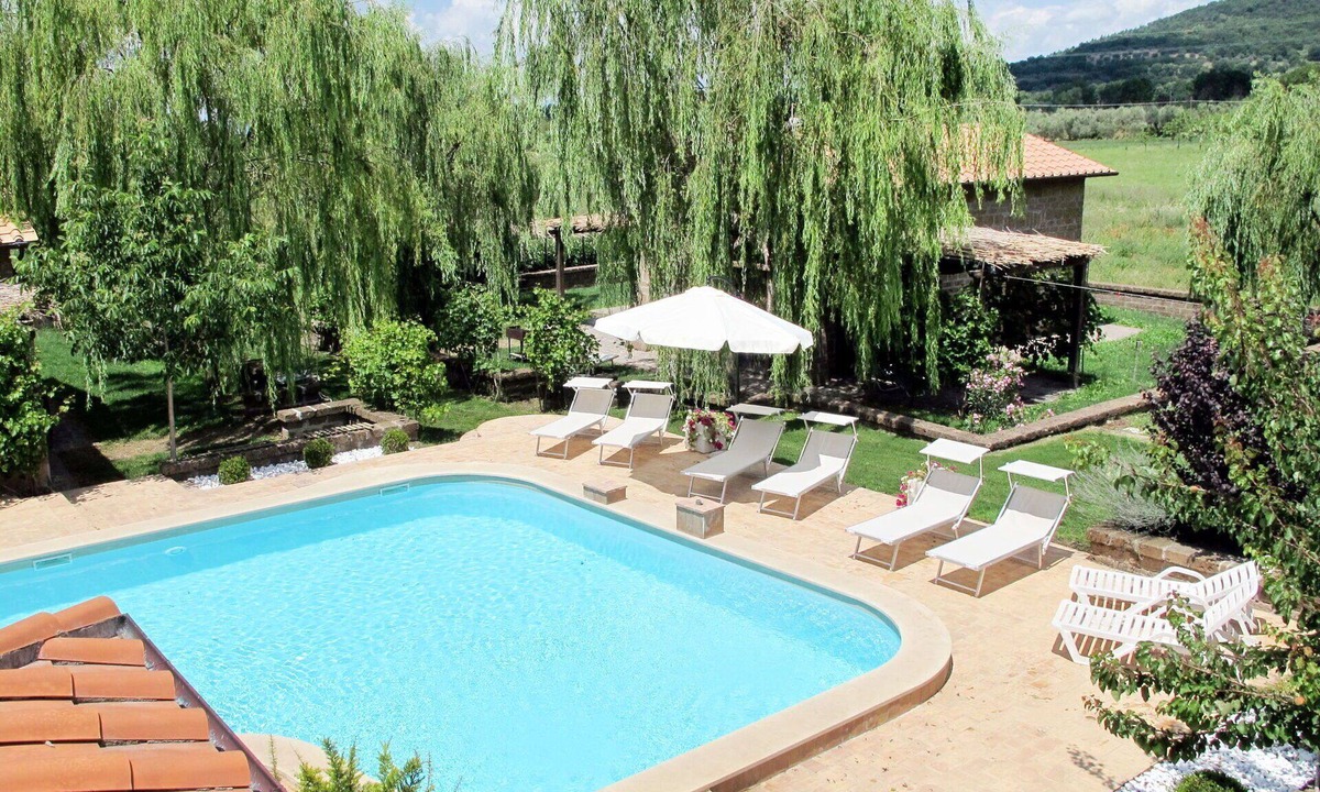 Montefiascone Villa | Cosy apartment in villa with WIFI, pool, hot tub, TV, patio, pets allowed and panoramic view