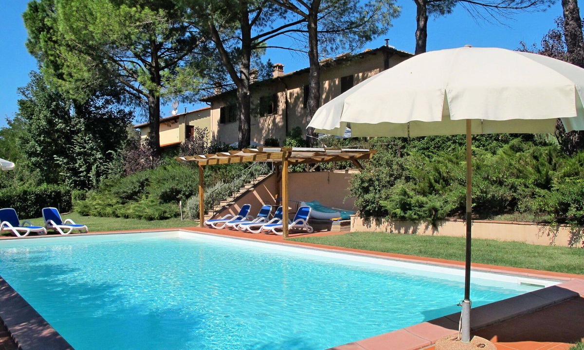 Montespertoli Villa | Cosy apartment in villa for 4 people with WIFI, pool, TV, patio, pets allowed and panoramic view