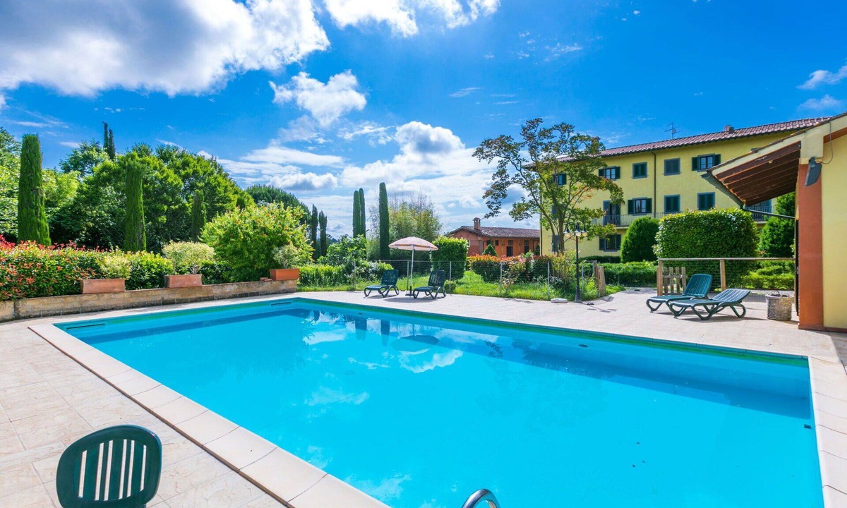 Fucecchio Villa | Cosy apartment in villa for 10 guests with hot tub, private pool, WIFI, A/C, TV and pets allowed