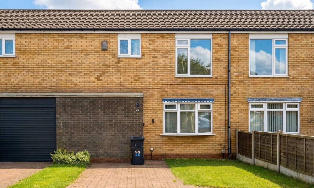 Cradley House | Cosy family home with garden, parking and M5 access