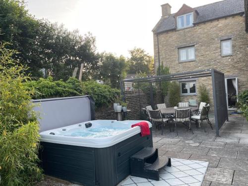 Burton House | Cotswold farmhouse with Hot tub near Castle Comb