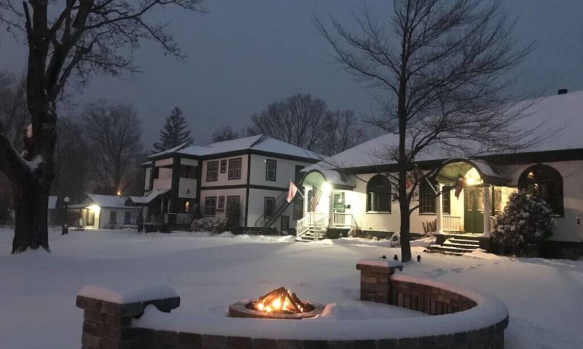 South Haven Cottage | Cottage E @ the Victoria Resort Bed & Breakfast, #1 Rated Google & Trip Advisor