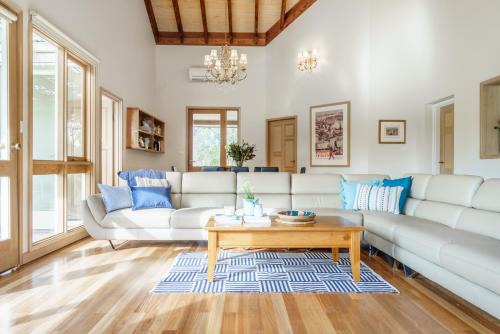 Balnarring House | Country Home Stay, Animals, 2 Properties Sleeps 17