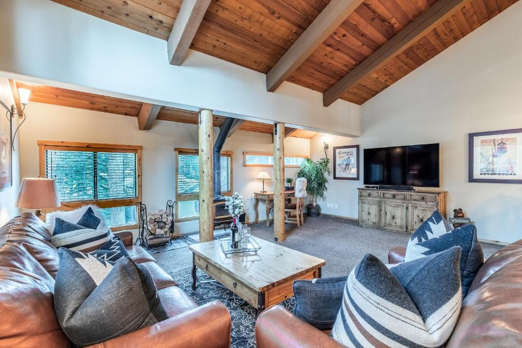 Mammoth Lakes Apartment | Courchevel 14 Remodeled Light and Bright Mountain Cabin, Walk to Canyon Lodge Slopes