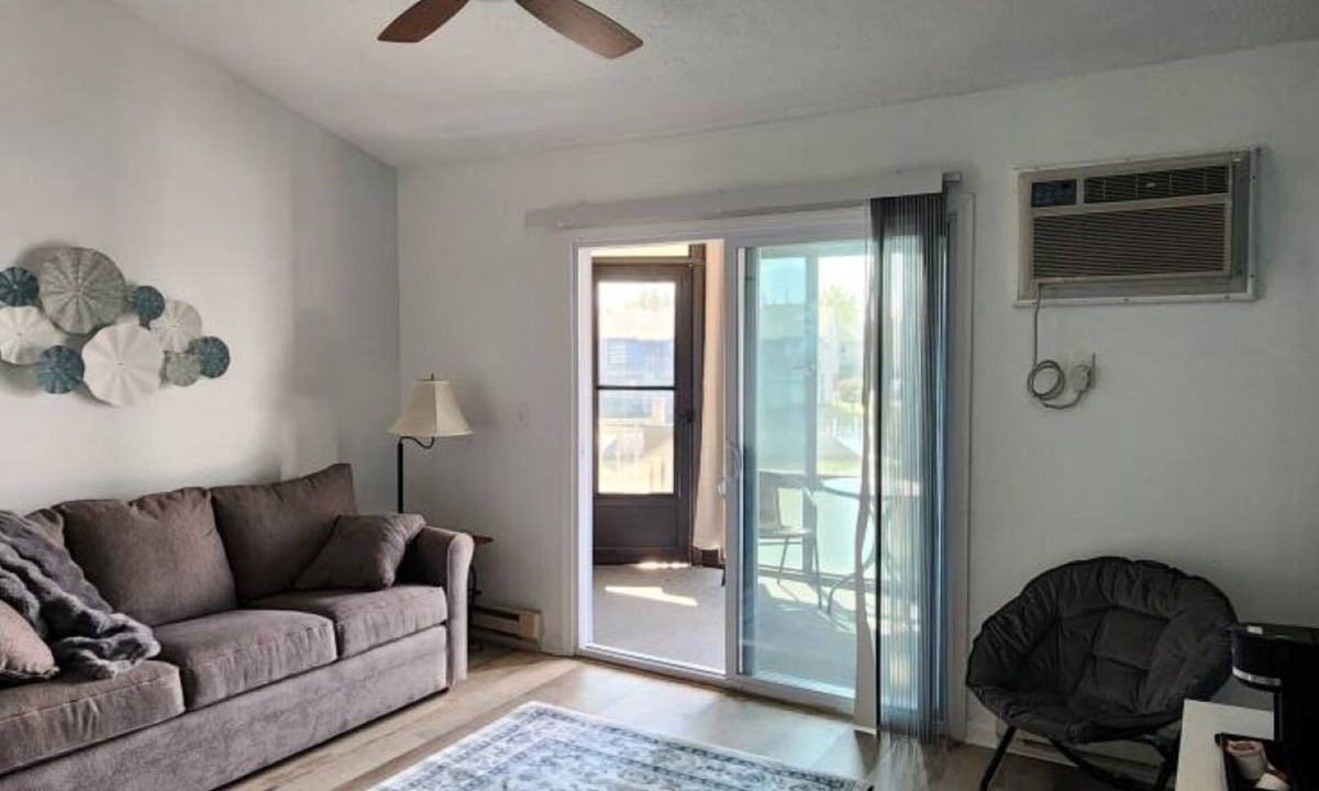 Oak Harbor Condo | Cozy 1-bedroom condo in serene Oak Harbor with AC and private dock to Lake Erie