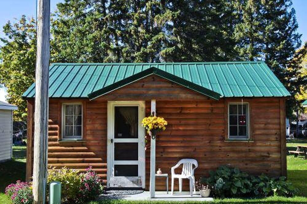 Carp Lake Cabin | Cozy 1BR Lake Cabin Near Mackinaw City on Paradise Lake, Michigan