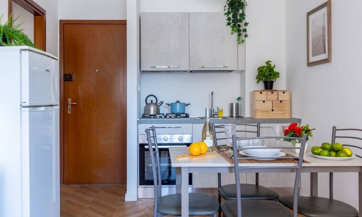 Pisa Apartment | Cozy and bright 45 sqm apartment, perfect for 2 people, located on the first floor of a building with a lift (not suitable for disabled people). The accommodation is located in a neighborhood served by all the main services: bars, restaurants, supermarke