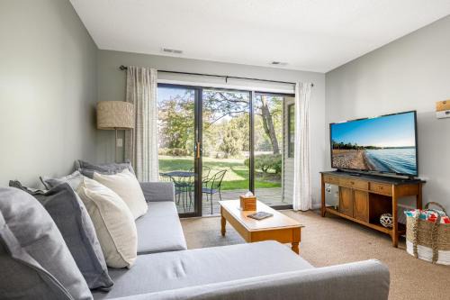 Acme House | Cozy Beach Front Condo AC Beach Waterfront