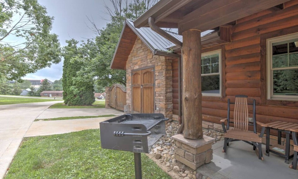 Millersburg Cabin | Cozy Cabin Getaway with Fireplace, Kitchen, Jacuzzi Tub - Sleeps 2