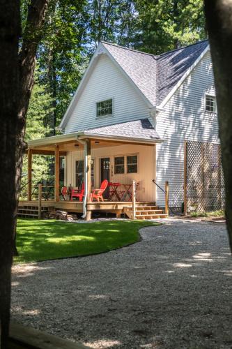 Mayfield House | Cozy Lake Cottage