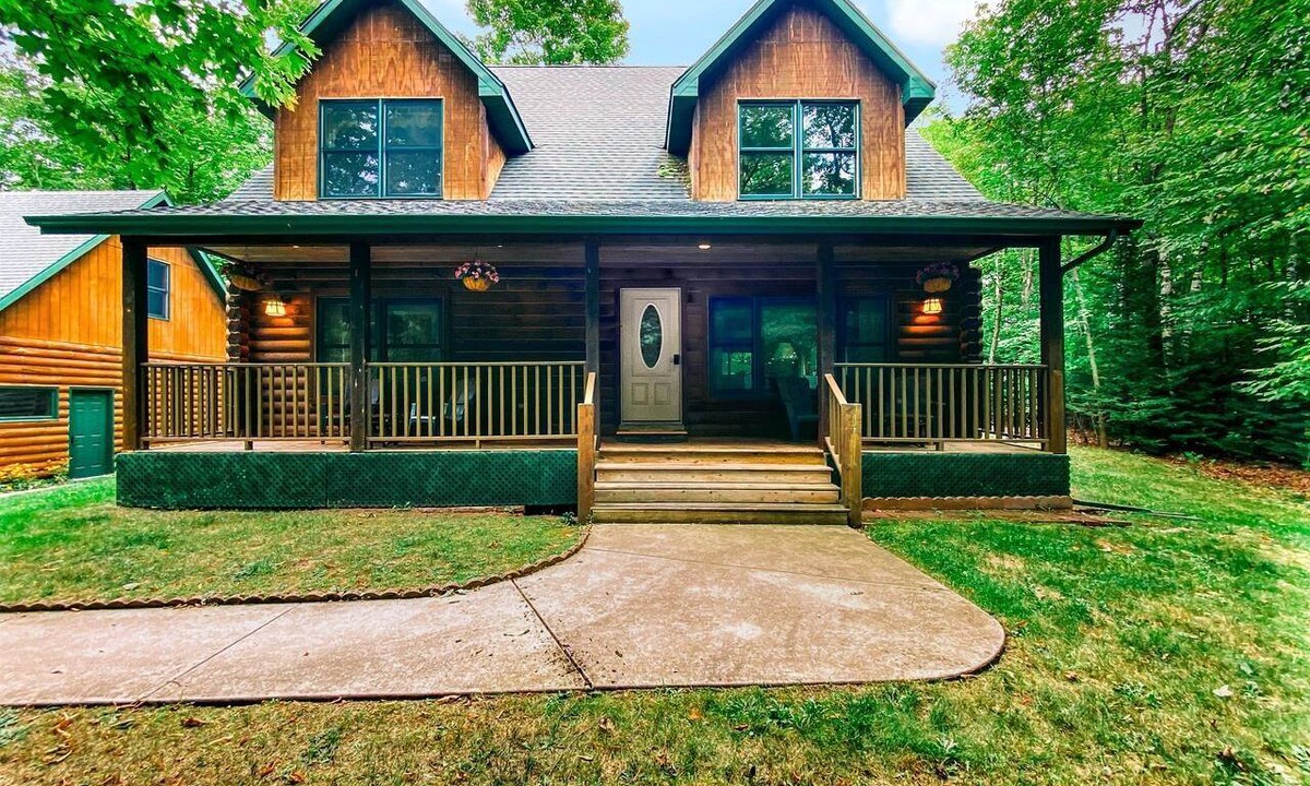 Sister Bay Cabin | Cozy Log Cabin with Hot Tub & Firepit near Pebble Beach, Sister Bay, Wisconsin